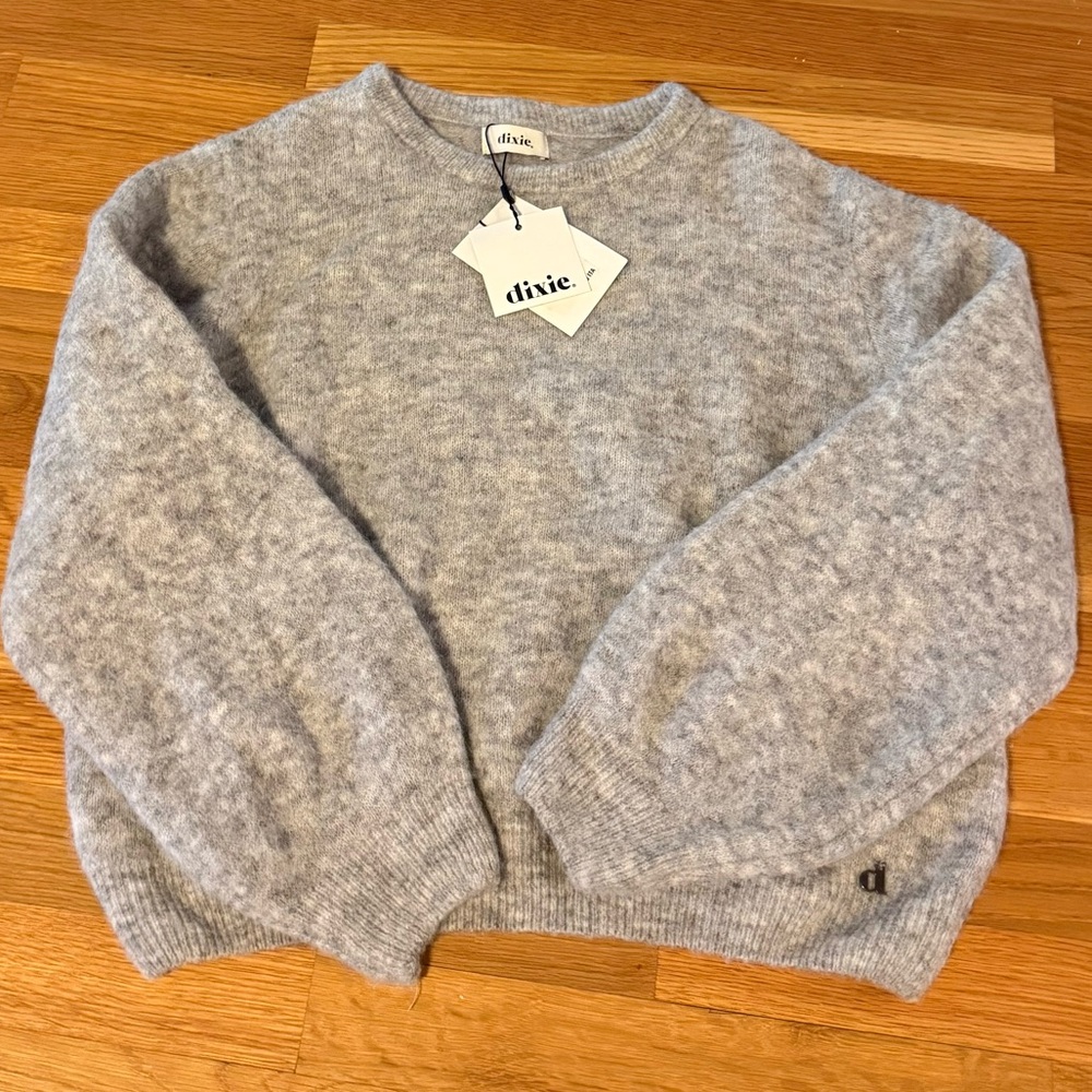 Gray women’s alpaca and wool Sweater size M. NWT